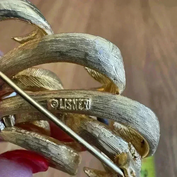Vintage Lisner Gold tone Pin - Picture 3 of 3
